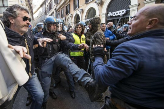 Συγκρούσεις οδηγών ταξί με αστυνομικούς στην Ιταλία