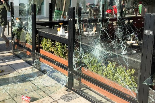 Οπαδοί της Σάλκε έσπασαν τζαμαρία καφέ