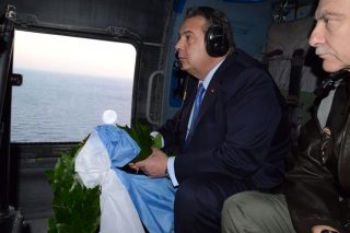 Στεφάνι εμείς, υπερπτήσεις αυτοί