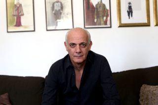 Εχει ανάγκη ο Κιμούλης από κομματική αγκαλιά;