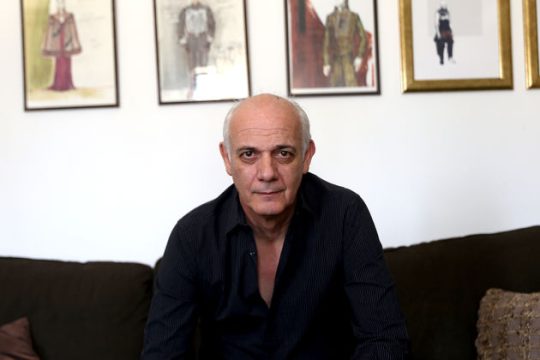Εχει ανάγκη ο Κιμούλης από κομματική αγκαλιά;