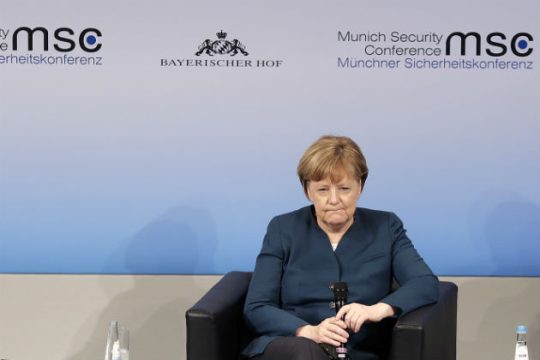 Handelsblatt: Έτοιμη για ελάφρυνση του ελληνικού χρέους η Μέρκελ