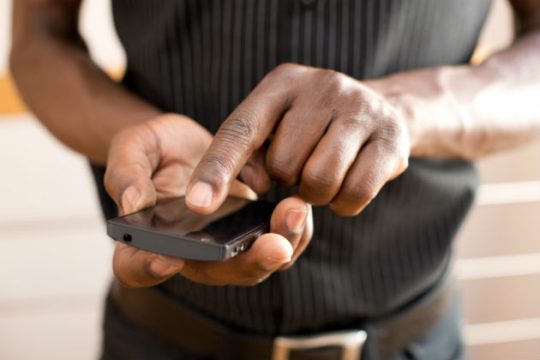 Καταργούνται τα τέλη περιαγωγής στην Ε.Ε.