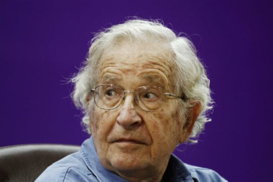 Νόαμ Tσόμσκι: Κτηνώδης συμπεριφορά προς την Ελλάδα