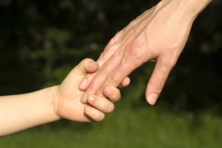 Από σχολείο σε σχολείο με ένα μωρό στο χέρι