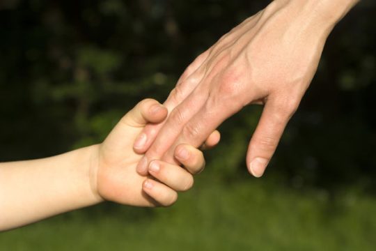 Από σχολείο σε σχολείο με ένα μωρό στο χέρι