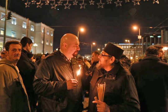 Φόρεσαν… ΧΑ-λυμμαύχι σε πιστούς και μοναχούς