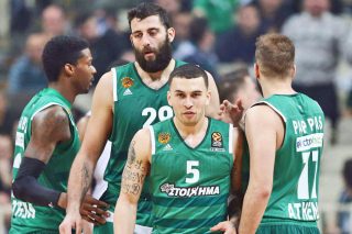 Κρυφοκοιτάζει την τετράδα