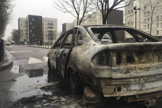 Πυρπολήσεις οχημάτων και συλλήψεις στο Παρίσι