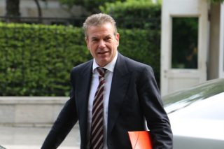 Υπόσχεση για μείωση των υπέρογκων ασφαλιστικών εισφορών