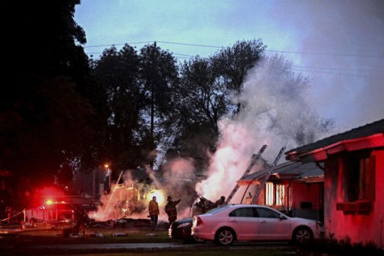 Τρεις νεκροί από συντριβή αεροσκάφους σε σπίτι