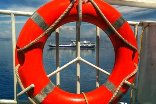 Με αεροπλάνα και βαπόρια