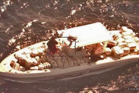 Στη θάλασσα σχεδόν δύο τόνοι χασίς