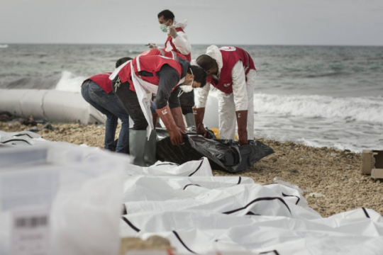 Εβδομήντα πτώματα προσφύγων ξεβράστηκαν στη Λιβύη
