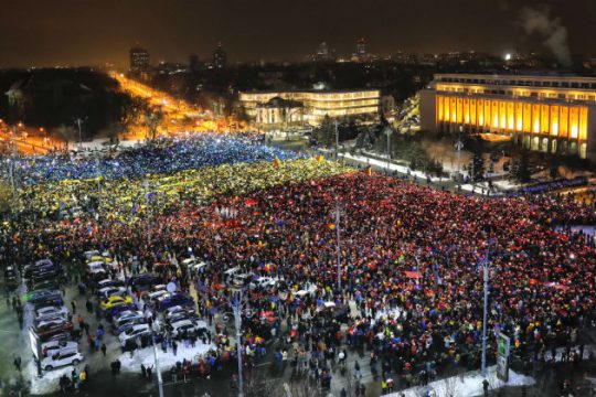 Ιστορικές διαδηλώσεις για παραίτηση της κυβέρνησης στη Ρουμανία