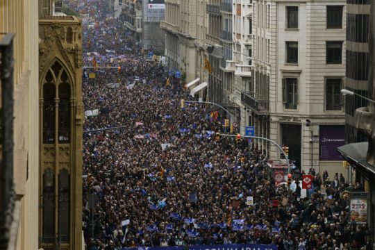Μαζικό «ναι» στους πρόσφυγες από τη Βαρκελώνη