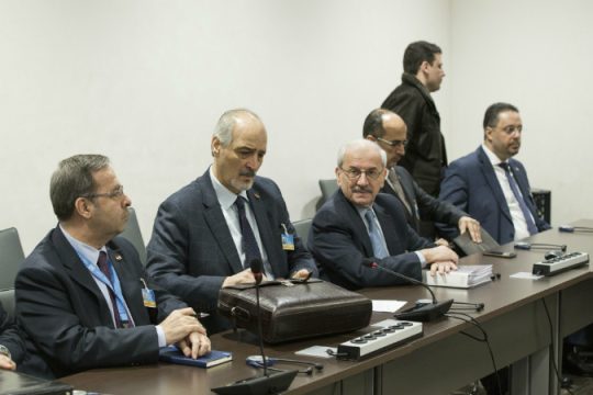 Ειρηνευτικές προσπάθειες εν μέσω επιθέσεων και καταγγελιών