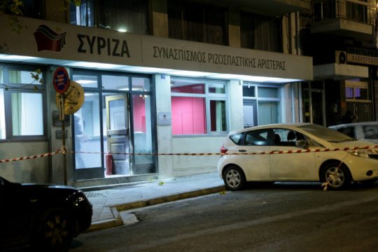 Μολότοφ στα γραφεία του ΣΥΡΙΖΑ