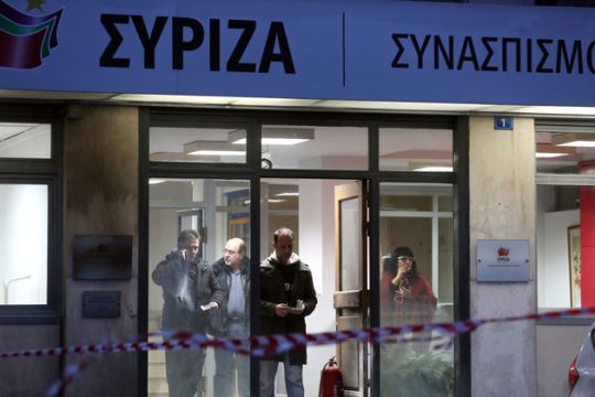 35 προσαγωγές για τις μολότοφ στον ΣΥΡΙΖΑ