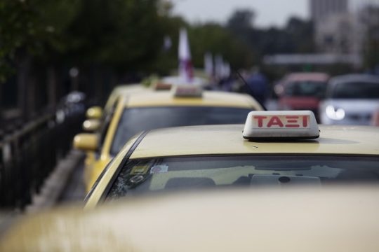 Διαμαρτυρία οδηγών ταξί έξω από τα γραφεία της ΝΔ