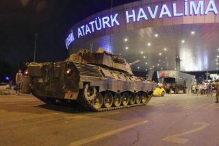 Η δίκη άρχισε, οι διώξεις συνεχίζονται