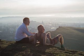 Επικήδειος στο «Trainspotting», σφυροκόπημα στον Τραμπ