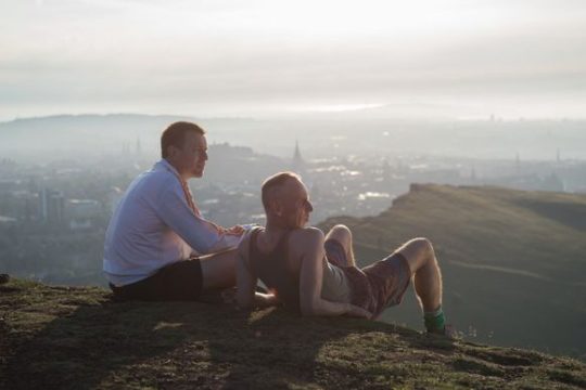 Επικήδειος στο «Trainspotting», σφυροκόπημα στον Τραμπ