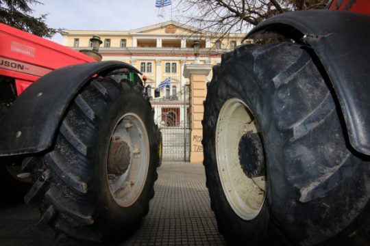 Σκληραίνουν τη στάση τους οι αγρότες της κεντρικής Μακεδονίας