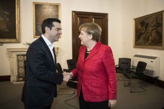 Χείρα βοηθείας τείνει η Μέρκελ