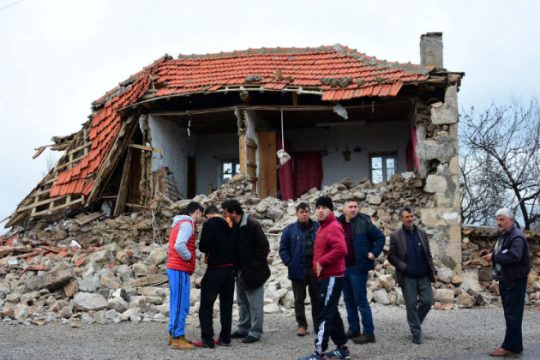 Βλέπουν ξένο δάκτυλο και πίσω από τους σεισμούς…
