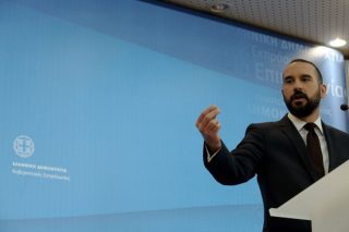 Με το βλέμμα στις δύο κυρίες