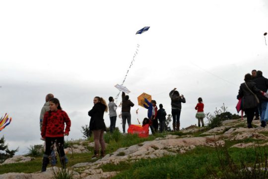 Με συννεφιά και βροχές το πέταγμα του χαρταετού