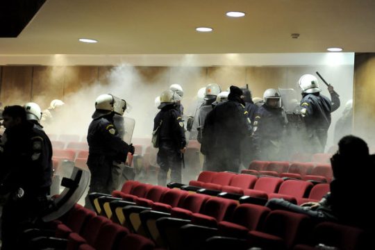Χυδαίες προκλήσεις από χρυσαυγίτες και σύρραξη στο Εφετείο