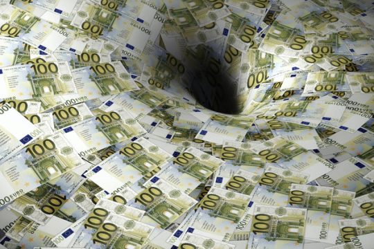 Στην «παγίδα» ενός αλληλοτροφοδοτούμενου υφεσιακού «σπιράλ»
