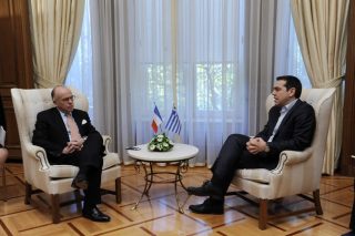 Το Παρίσι τείνει χείρα βοηθείας