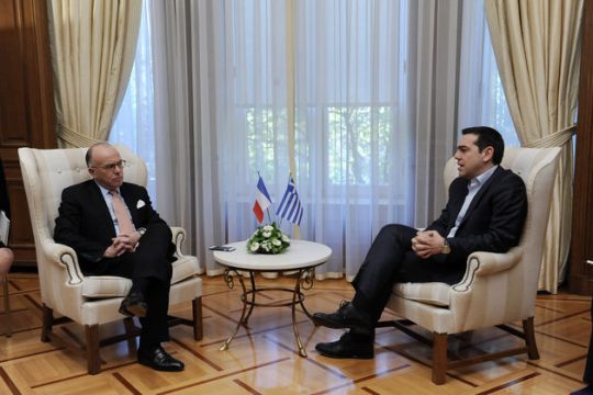 Το Παρίσι τείνει χείρα βοηθείας