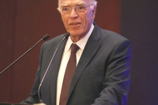 Συμφωνεί με Σκουρλέτη, αλλά δεν ψηφίζει τα μέτρα