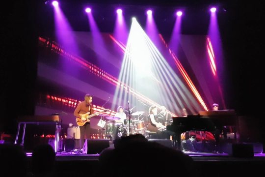 Η Norah Jones αποτίει φόρο τιμής στον Leonard Cohen