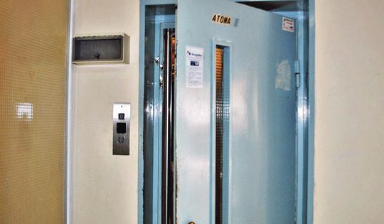 Πτώση ασανσέρ σε πολυκατοικία στα Χανιά με τρεις τραυματίες