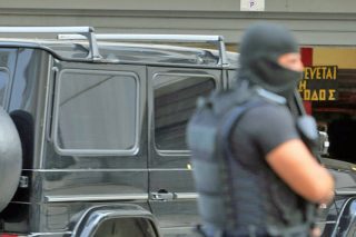 Δύο δέματα, ένας κατασκευαστής