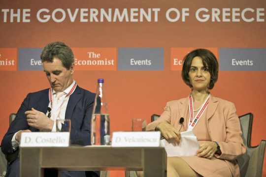 Αφήνουν την Ντέλια να κάνει παιχνίδι…