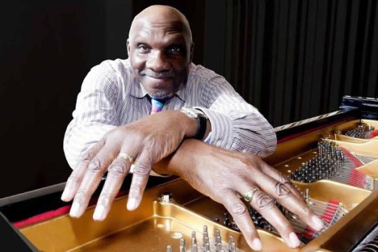 Ο «Mr. Big Hands» για τρεις μοναδικές παραστάσεις