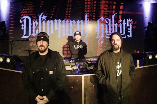 Επιθετικό hip hop, latin ατμόσφαιρα και πολύς χορός