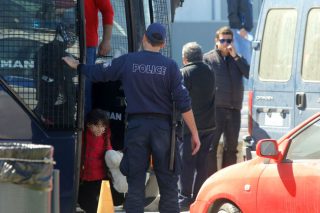 Κύκλωμα διακινητών έκρυβε μετανάστες ακόμη και σε σπηλιές της νότιας Κρήτης