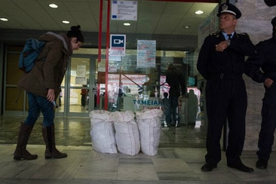 Άφησαν κοπριά στην είσοδο της Εφορίας