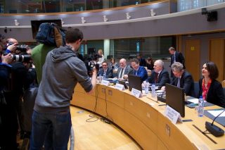 Πώς ο Μοσκοβισί… έσβησε τις «φωτιές» της Βελκουλέσκου