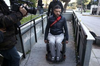 Στο σπίτι του με «βραχιολάκι»