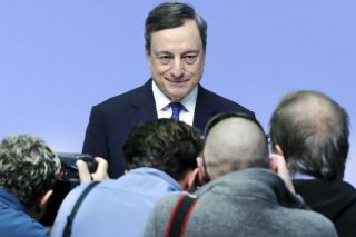 Επιμένει η ΕΚΤ στο QE και σε χαμηλά επιτόκια