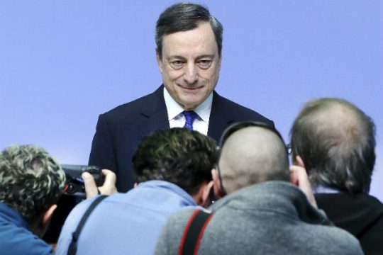 Επιμένει η ΕΚΤ στο QE και σε χαμηλά επιτόκια