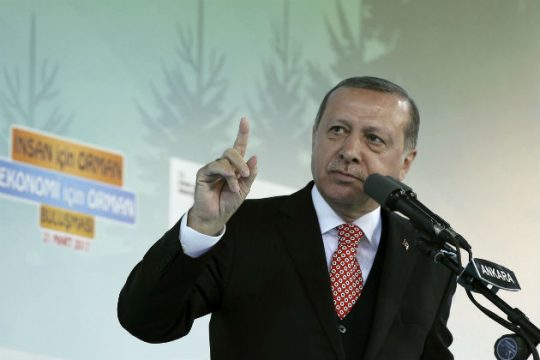 «Δεν θα περπατάτε ασφαλείς στους δρόμους», προειδοποιεί ο Ερντογάν